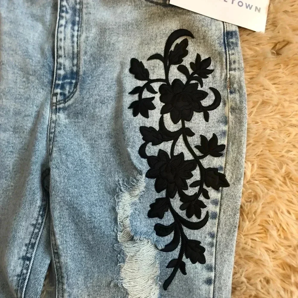 Tinseltown mom jeans embroidered distressed new